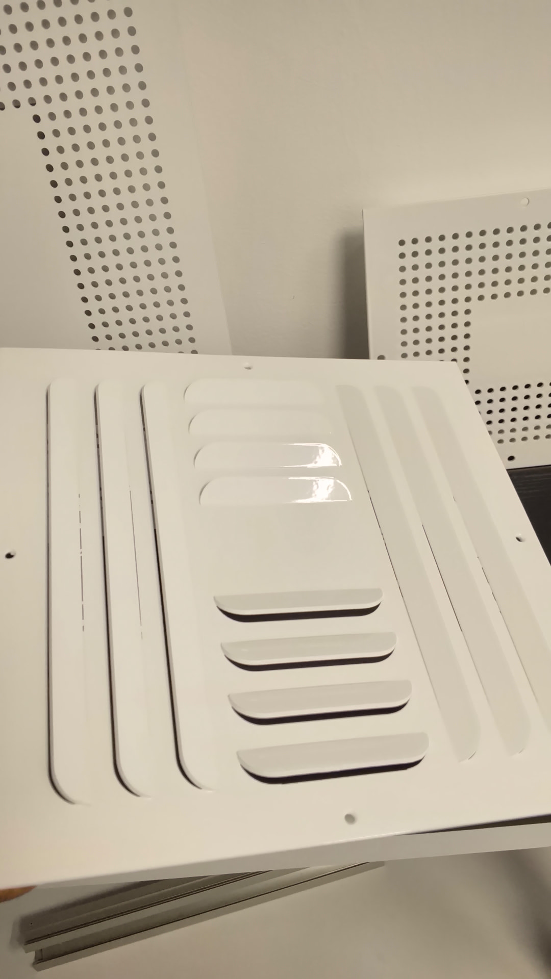 Detalle de rejilla de suministro Maier en acabado blanco electrostático