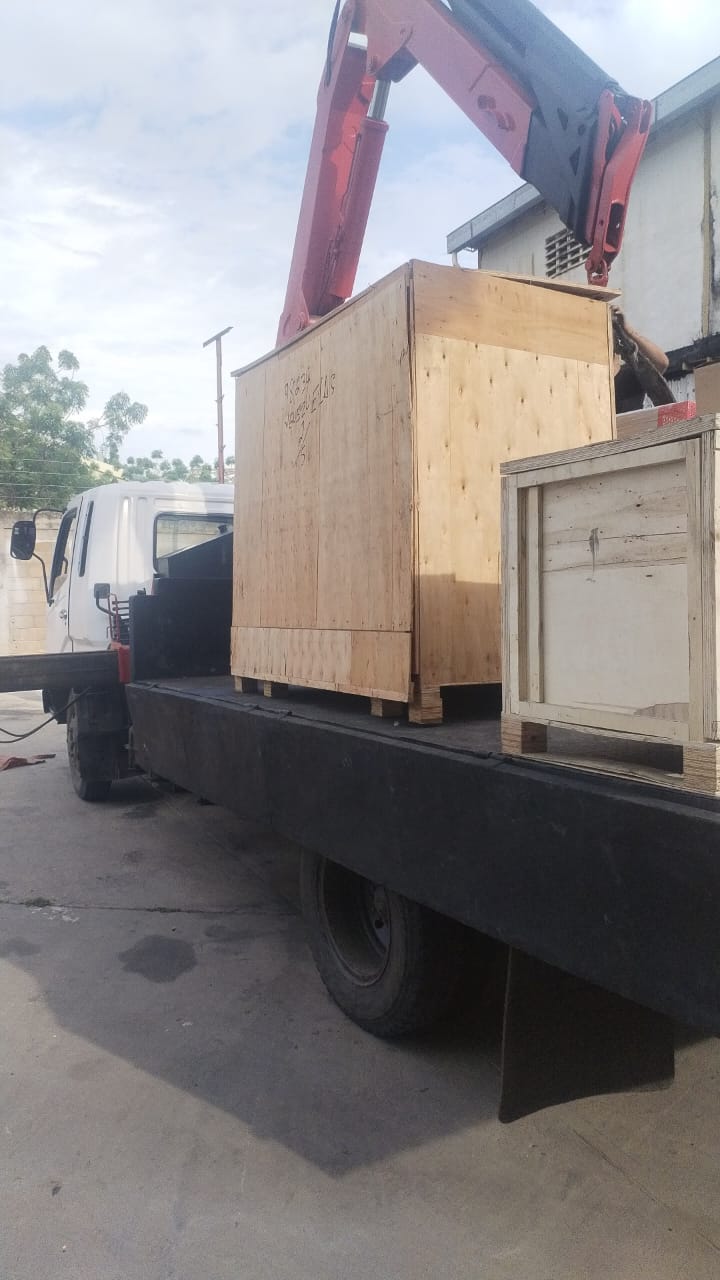 Despacho de cajones de madera con grúa en las instalaciones de Maier Internacional
