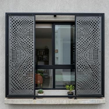 Protección de ventanas con paneles metálicos perforados Maier Design