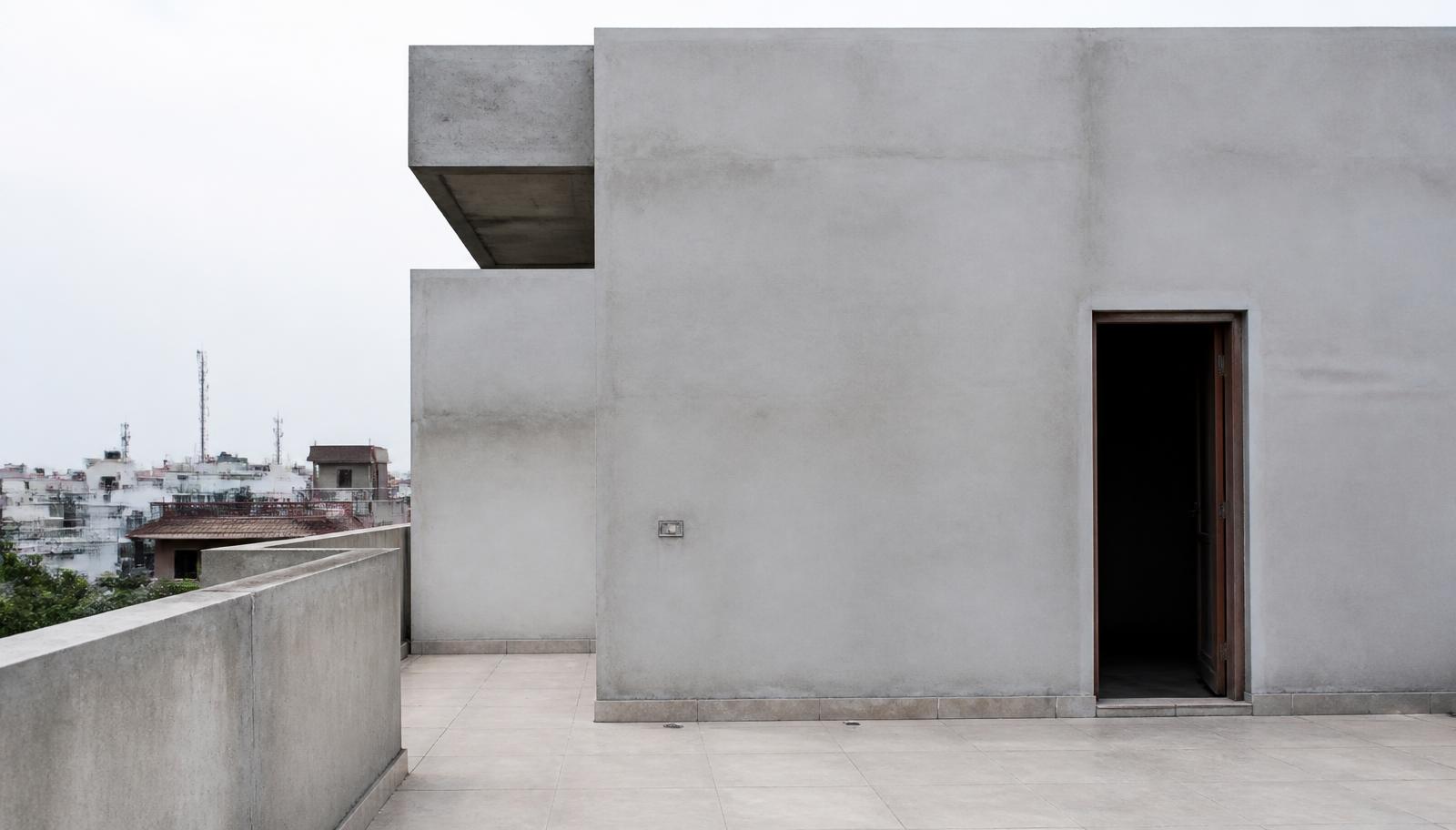 Antes — Fachada con paneles decorativos